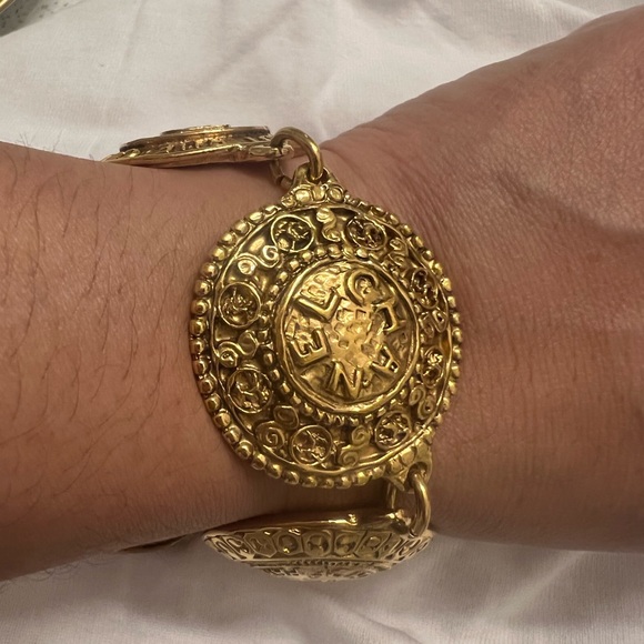 ❤️☝️👏Chanel medallion bracelet ☝️👏❤️Authentic☝️👍🌹🥰 - Picture 7 of 10